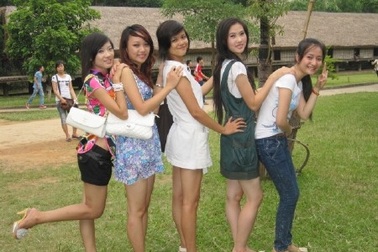 6 cô bạn xinh đẹp vui chơi tại Bảo tàng Dân tộc học