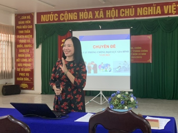 Bà Phan Quỳnh Dao, Phó Giám đốc Sở LĐ-TB&XH TP. Cần Thơ triển khai chuyên đề về “Phòng, chống bạo lực gia đình, bạo lực giới” tại Lễ phát động.