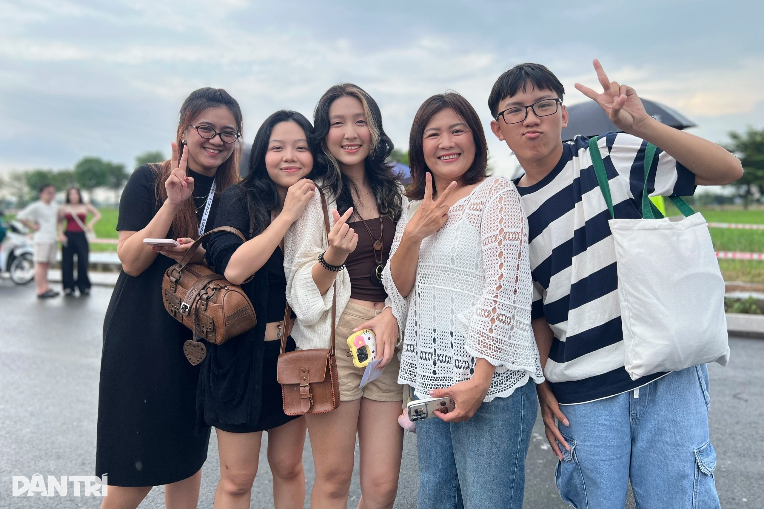 Khán giả đội mưa, xếp hàng chờ xem Em xinh say hi - 2