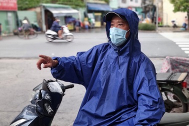 Cả ngày được vài ba khách, bác xe ôm "thở ngắn thở dài"