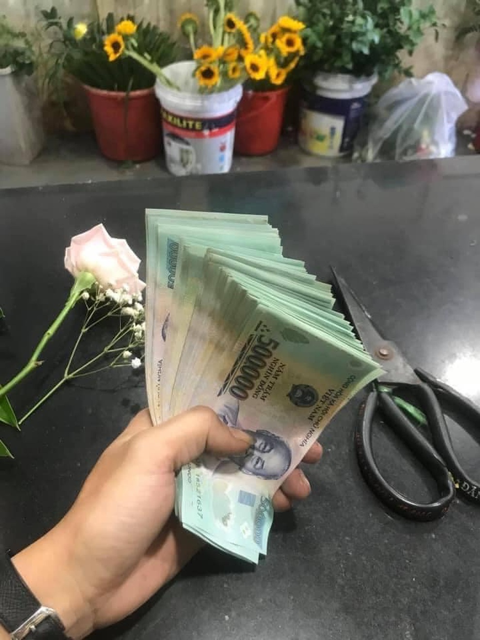 Xôn xao cách làm bình hoa 20/10 đơn giản khiến mọi chị em đều phấn khích - 1 Xôn xao cách làm bình hoa 20/10 đơn giản khiến mọi chị em đều phấn khích - 1