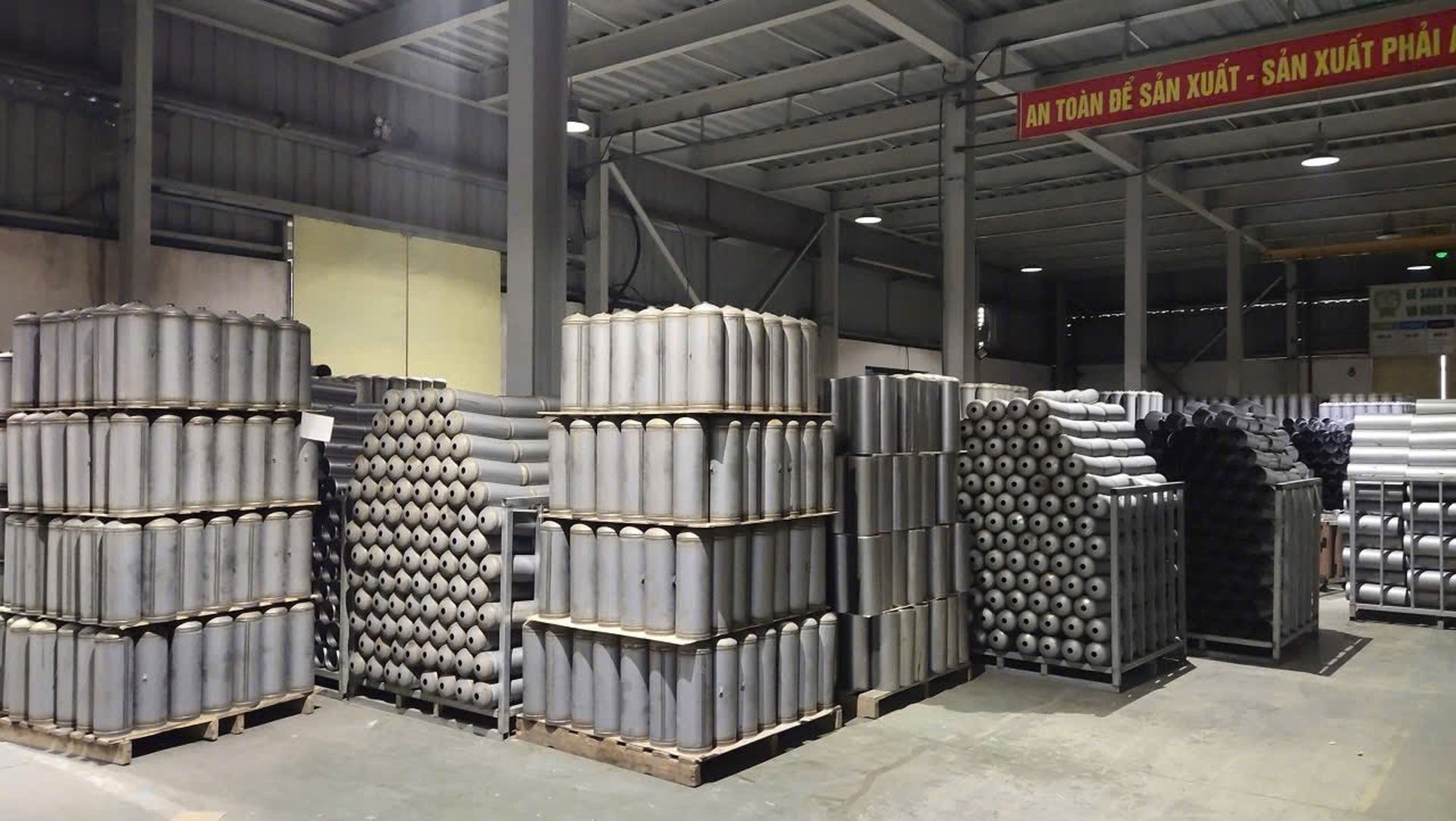 Đột kích nơi sản xuất hàng triệu bình chữa cháy giả theo kiểu tự nghĩ ra - 8 Đột kích nơi sản xuất hàng triệu bình chữa cháy giả theo kiểu tự nghĩ ra - 8