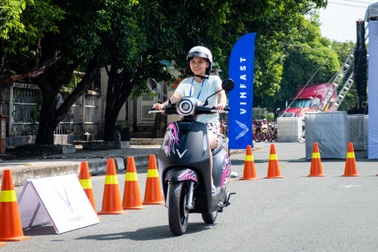 Người lao động ở TPHCM hào hứng với xe máy điện VinFast