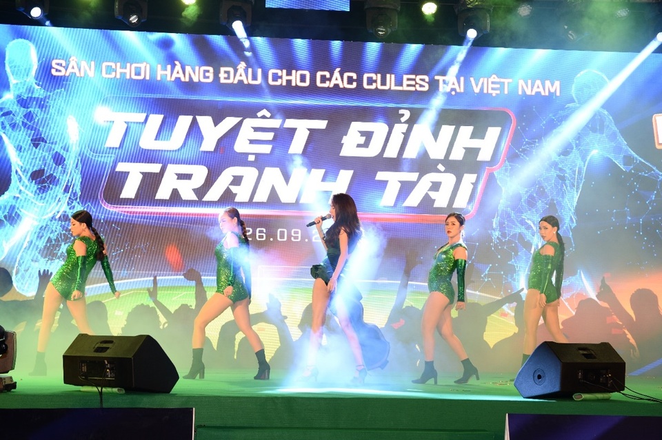 Thuỷ Tiên sát cánh cùng ông xã làm ‘fan cứng’ của FCB88 - 2 Thuỷ Tiên sát cánh cùng ông xã làm ‘fan cứng’ của FCB88 - 2