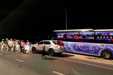 Người dân chặn ô tô nghi chở người Trung Quốc nhập cảnh trái phép