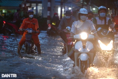 Người dân TPHCM bì bõm trên đường về nhà do triều cường dâng cao