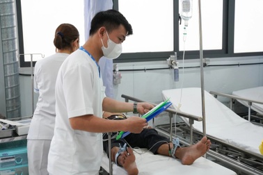 Sau cuộc nhậu, nữ sinh 14 tuổi bất ngờ co giật, hôn mê sâu