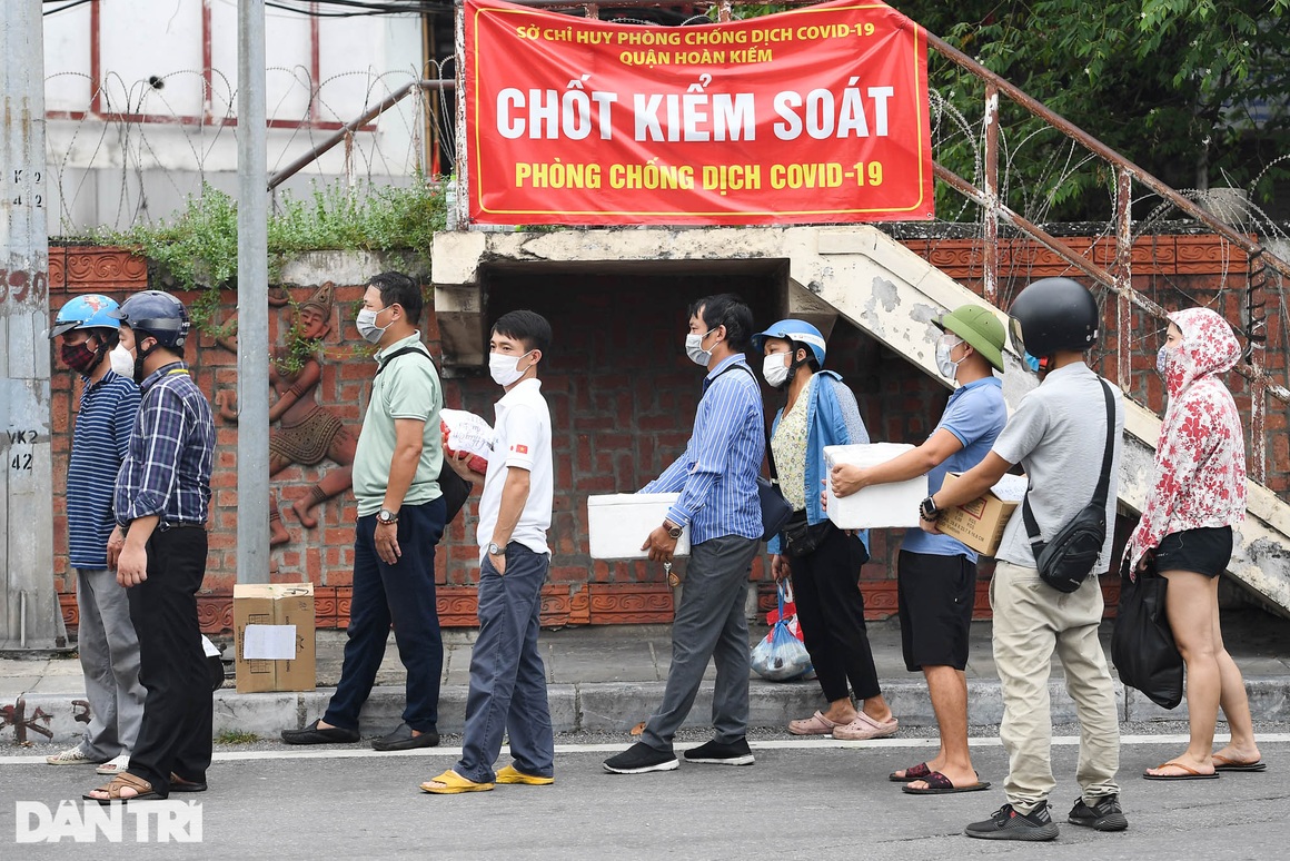 Phường Chương Dương cách ly thêm 14 ngày, cả trăm người ùn ùn gửi tiếp tế - 11 Phường Chương Dương cách ly thêm 14 ngày, cả trăm người ùn ùn gửi tiếp tế - 11