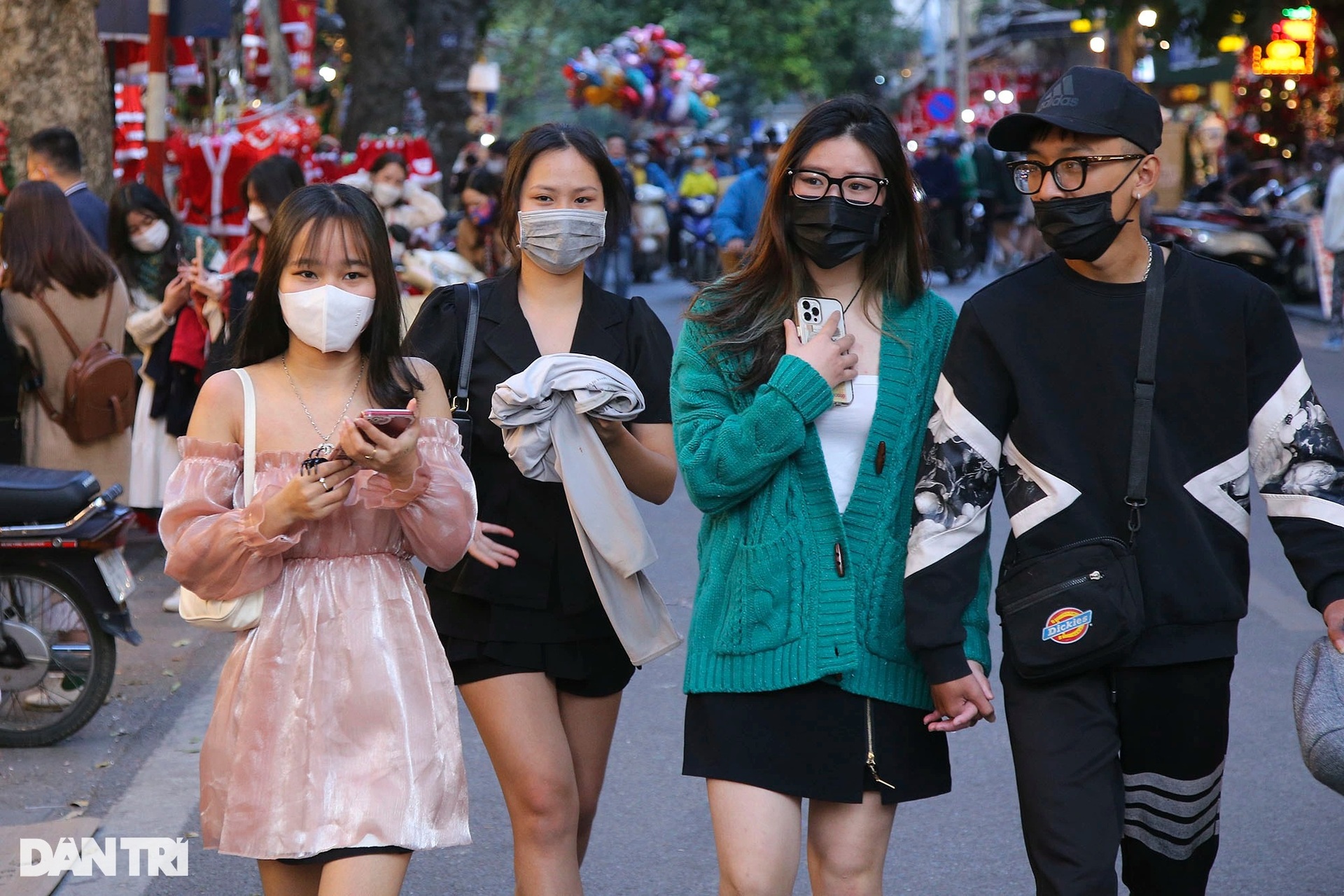 Đông nghịt người đổ về Hàng Mã mua sắm đón Noel 2021 - 3 Đông nghịt người đổ về Hàng Mã mua sắm đón Noel 2021 - 3