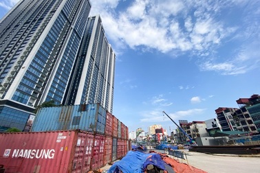 Công nhân phơi mình dưới trời nắng đổ lửa ở Hà Nội