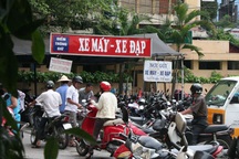 Phí gửi xe - chuyện không nhỏ về “tiền lẻ”