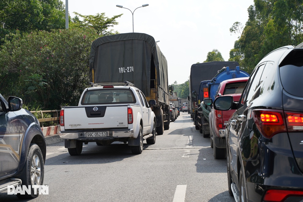 Cửa ngõ Thủ đô ùn tắc kéo dài, hàng nghìn phương tiện buộc phải quay đầu - 7 Cửa ngõ Thủ đô ùn tắc kéo dài, hàng nghìn phương tiện buộc phải quay đầu - 7