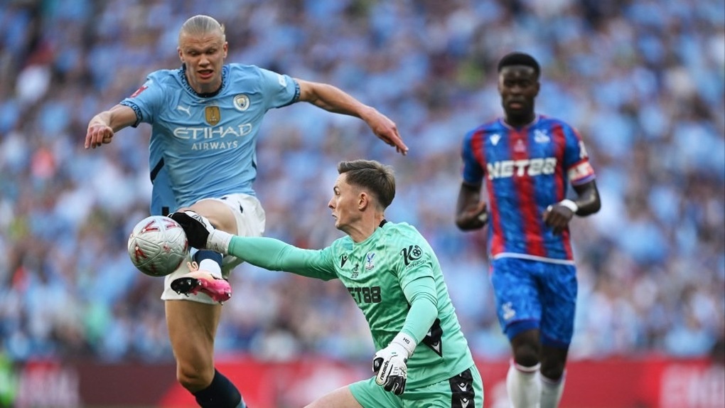 Dùng tay chơi bóng ngoài vòng cấm, vì sao VAR giúp Henderson thoát thẻ đỏ? - 2 Dùng tay chơi bóng ngoài vòng cấm, vì sao VAR giúp Henderson thoát thẻ đỏ? - 2