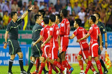 Trọng tài Võ Minh Trí được mời “tuýt còi” Drogba, Anelka