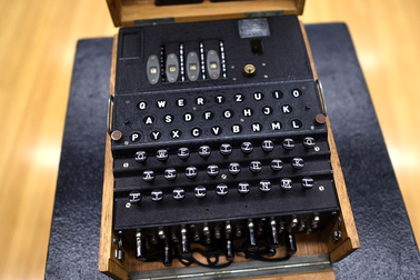 Máy mật mã hiếm có của Đức Quốc xã được bán đấu giá hơn 2,4 tỷ đồng