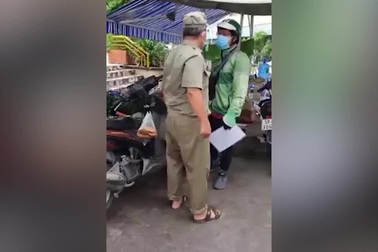 Xôn xao clip 2 bảo vệ dân phố đánh, chửi tài xế Grab