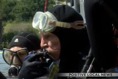 Cụ ông 100 tuổi lập kỷ lục thợ lặn già nhất thế giới