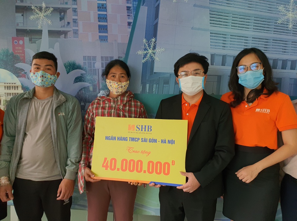 Ngân hàng SHB đồng hành cùng báo Dân trí giúp đỡ hoàn cảnh nhân ái - 1 Ngân hàng SHB đồng hành cùng báo Dân trí giúp đỡ hoàn cảnh nhân ái - 1