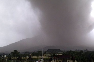 Indonesia đóng cửa sân bay vì núi lửa phun trào