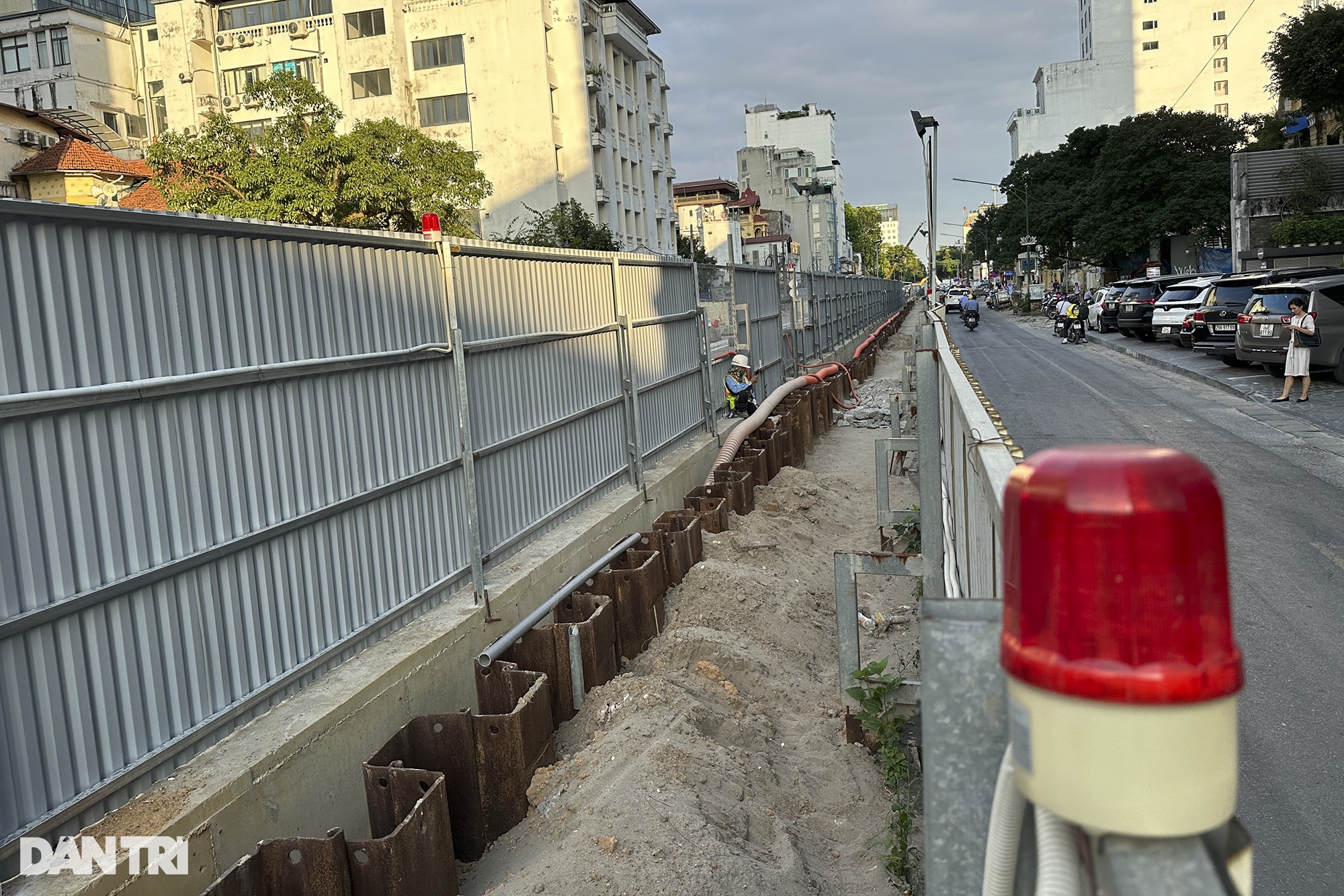 Đường Trần Hưng Đạo vẫn bị rào chặn do ga ngầm S12 chưa hoàn trả mặt đường - 7 Đường Trần Hưng Đạo vẫn bị rào chặn do ga ngầm S12 chưa hoàn trả mặt đường - 7