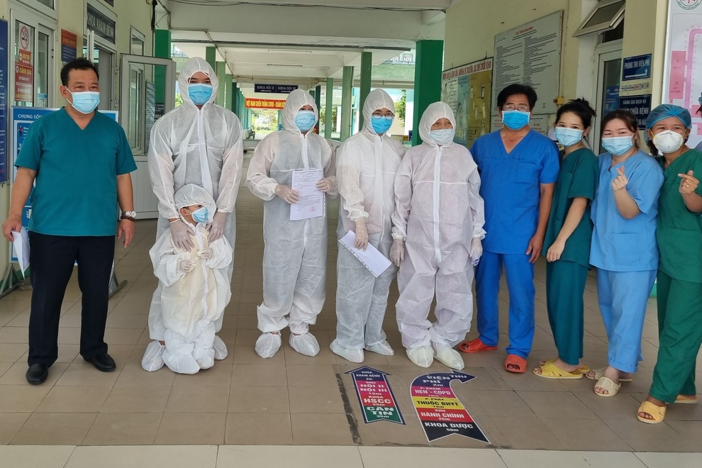 Cụ bà 81 tuổi mắc Covid-19 từng phải thở máy, lọc máu được xuất viện - 1 Cụ bà 81 tuổi mắc Covid-19 từng phải thở máy, lọc máu được xuất viện - 1