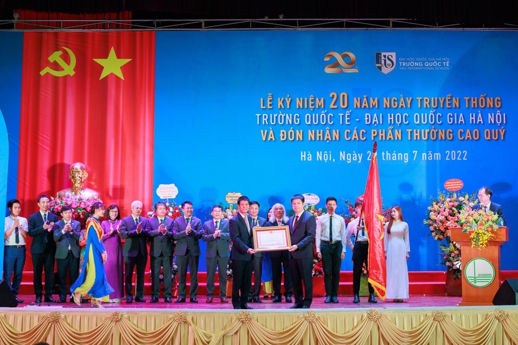Trường Quốc tế, ĐH Quốc gia HN nhận Huân chương Lao động hạng Ba - 1 Trường Quốc tế, ĐH Quốc gia HN nhận Huân chương Lao động hạng Ba - 1