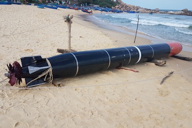 Vật giống ngư lôi có chữ Trung Quốc là “thiết bị huấn luyện hải quân”