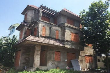 Biệt thự tiền tỷ bịt kín mọi lối vào, hoang lạnh giữa Sài Gòn