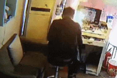 Khoảnh khắc smartphone bất ngờ phát nổ khiến người dùng bị bỏng mặt