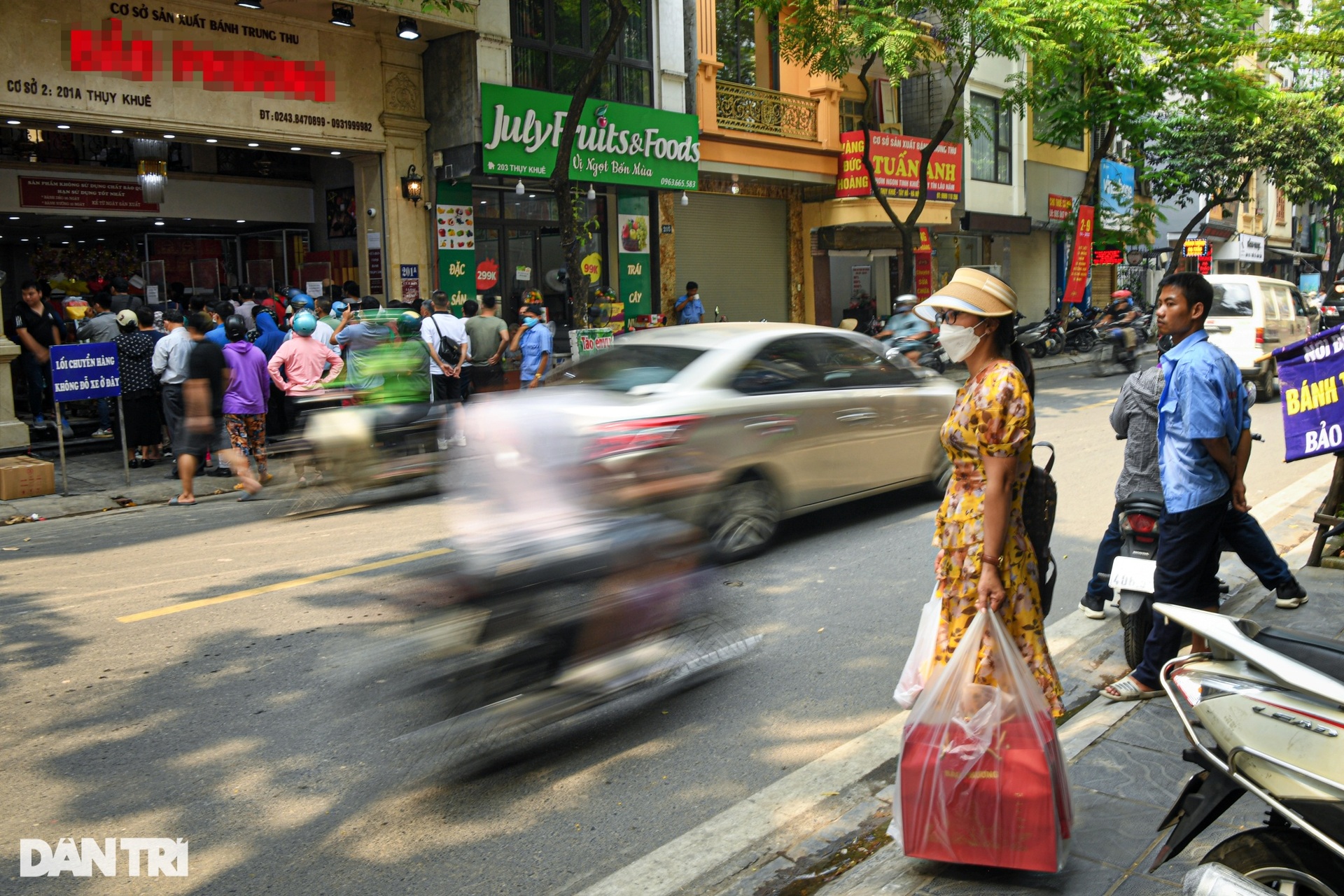 Người dân xếp hàng mua bánh trung thu ở Hà Nội - 13 Người dân xếp hàng mua bánh trung thu ở Hà Nội - 13