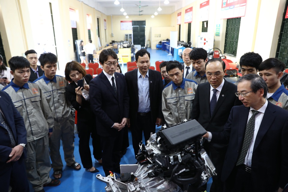 Nhật bản trao tặng mô hình động cơ và hộp số ô tô cho Trường Đại học Thủy lợi - 2 Nhật bản trao tặng mô hình động cơ và hộp số ô tô cho Trường Đại học Thủy lợi - 2