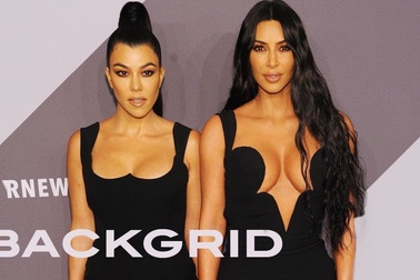 Kim và Kourtney Kardashian khoe ngực khủng