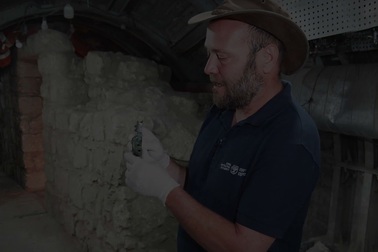 Tìm thấy cây đèn 2.000 năm tuổi giống... đèn thần của Aladdin