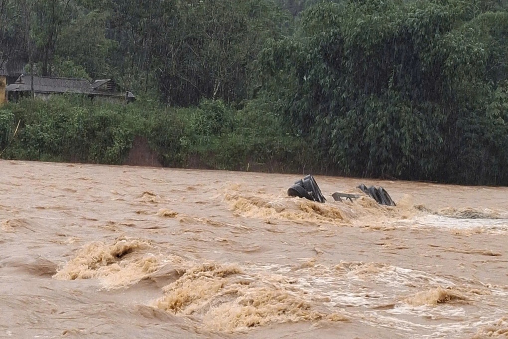 Tự ý mở rào đi qua vùng ngập sâu, tài xế và xe tải bị nước lũ cuốn trôi - 2 Tự ý mở rào đi qua vùng ngập sâu, tài xế và xe tải bị nước lũ cuốn trôi - 2