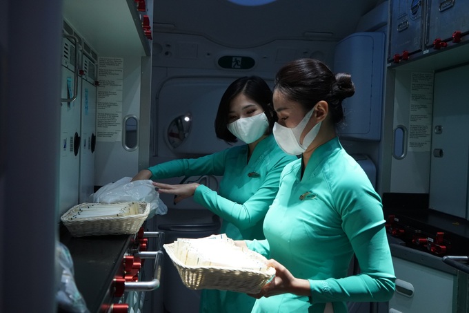 Vietnam Airlines thực hiện chuyến bay thương mại quốc tế thường lệ đầu tiên sau Covid-19 - Ảnh 5. Vietnam Airlines thực hiện chuyến bay thương mại quốc tế thường lệ đầu tiên sau Covid-19 - Ảnh 5.