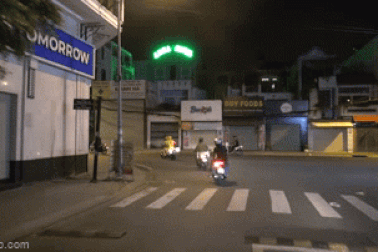 Dạo phố đêm giãn cách xã hội, 2 thanh niên vứt vội ma túy khi thấy công an