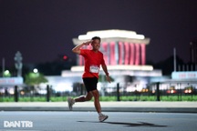 Hòa mình vào giải chạy đêm quy mô lớn lần đầu tiên tại Hà Nội