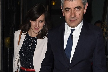 Mr Bean chung sống với bạn gái kém 29 tuổi