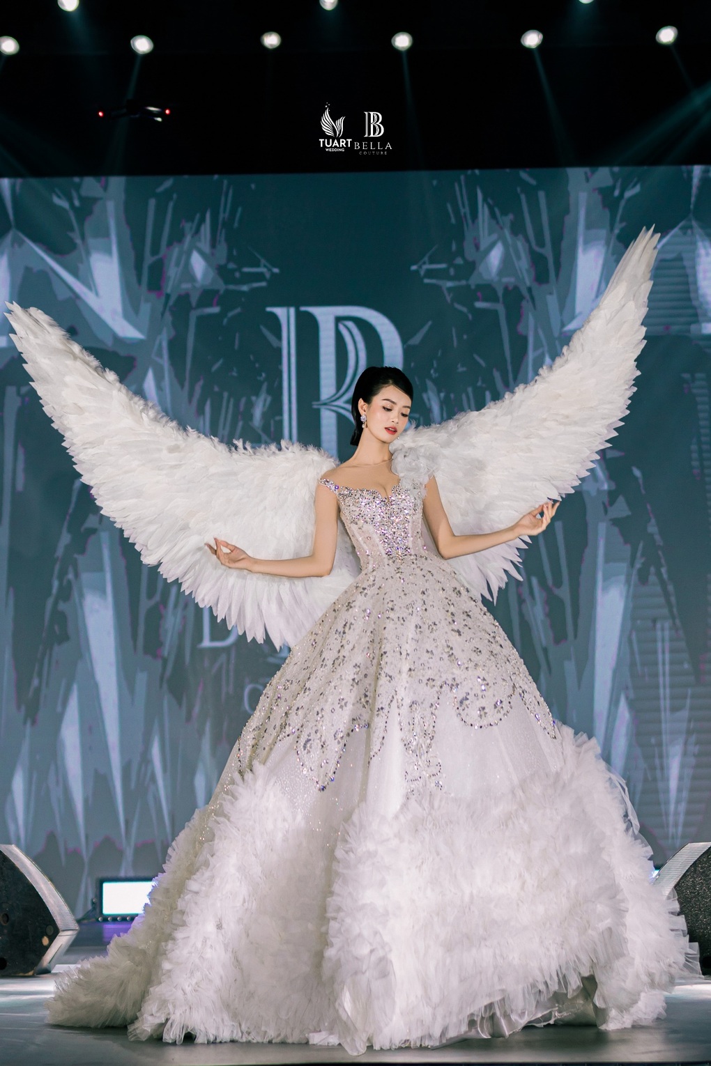 Dàn sao quy tụ trong đêm diễn của TuArt Wedding tại phố đi bộ Hoàn Kiếm - 3 Dàn sao quy tụ trong đêm diễn của TuArt Wedding tại phố đi bộ Hoàn Kiếm - 3