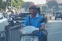 Cố tình đi ngược chiều, người đi xe máy còn thách thức ôtô