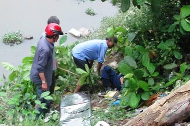 Phát hiện xác chết trong tư thế ngồi bên bụi cây