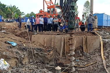 Chuyên gia Nhật Bản hiến kế đưa thi thể bé 10 tuổi ở Đồng Tháp lên mặt đất