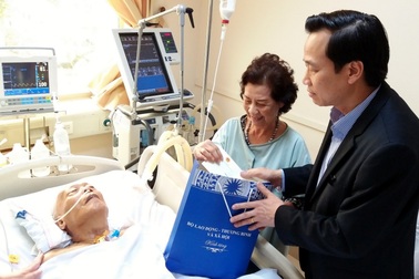 Thăm và tặng quà phi công đầu tiên bắn rơi máy bay Mỹ