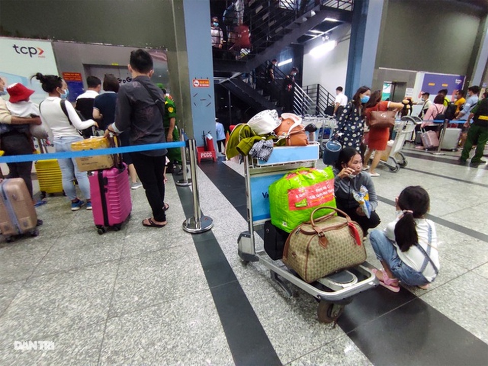 Tăng thêm làn xe cho taxi đón khách ở sân bay Tân Sơn Nhất - 3 Tăng thêm làn xe cho taxi đón khách ở sân bay Tân Sơn Nhất - 3