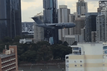 Thót tim xem cảnh máy bay khổng lồ bay sát sạt len qua các tòa cao ốc