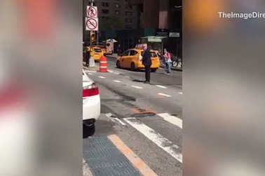 Harrison Ford điều khiển giao thông ở thành phố New York khi xảy ra tắc đường