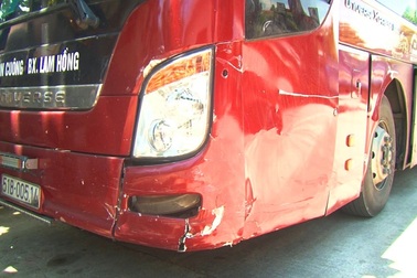 Tài xế xe khách "chơi" ma túy, tông vào xe đang bị tai nạn