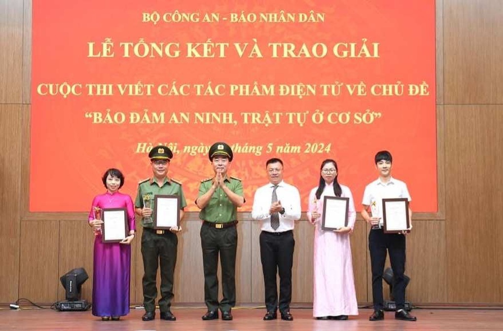 Phóng viên Dân trí đạt giải Nhất cuộc thi về bảo đảm an ninh, trật tự cơ sở - 1 Phóng viên Dân trí đạt giải Nhất cuộc thi về bảo đảm an ninh, trật tự cơ sở - 1
