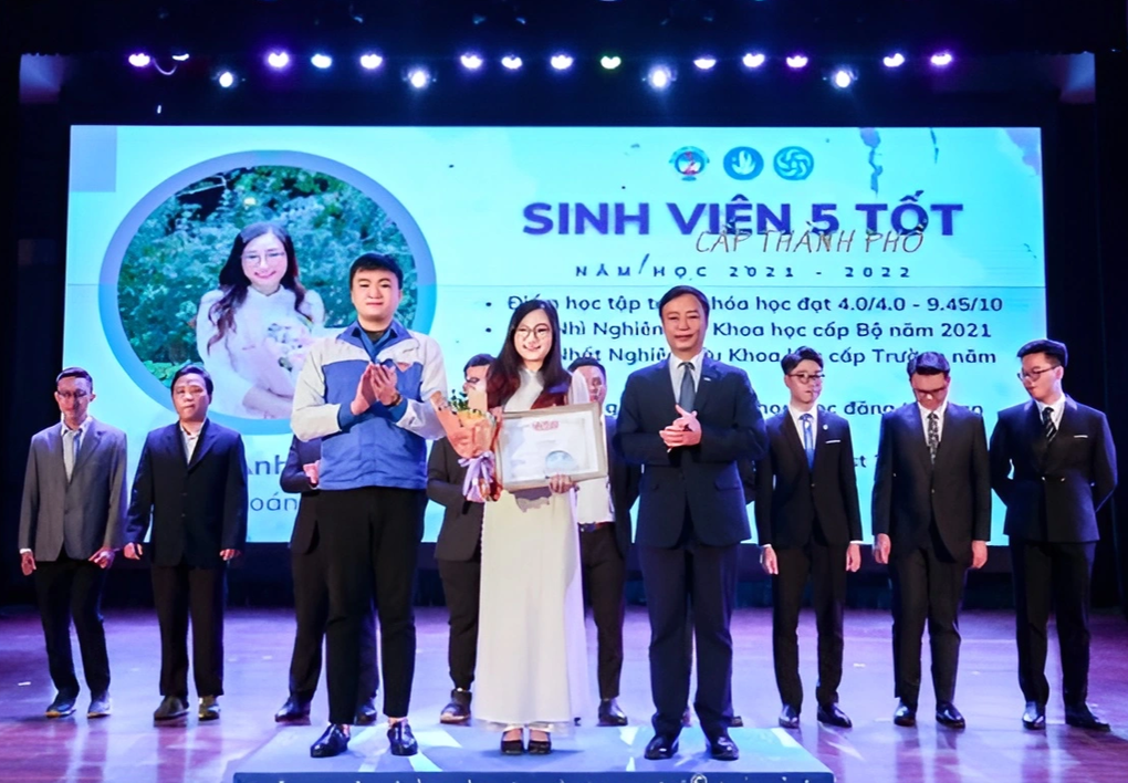 Nữ thủ khoa tốt nghiệp với điểm số tuyệt đối, được Big 4 mời làm việc - 3 Nữ thủ khoa tốt nghiệp với điểm số tuyệt đối, được Big 4 mời làm việc - 3