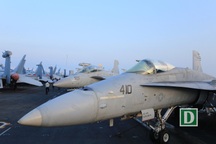 Dàn tiêm kích, máy bay do thám trên tàu sân bay Mỹ ở Đà Nẵng